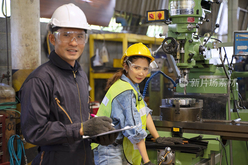 蓝领工人在工厂里操作机器。