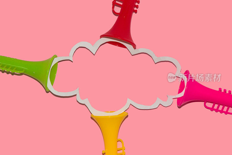 色彩斑斓的喇叭，在粉红色的背景上，云朵作为复制空间出现，创意的艺术设计，最小的概念