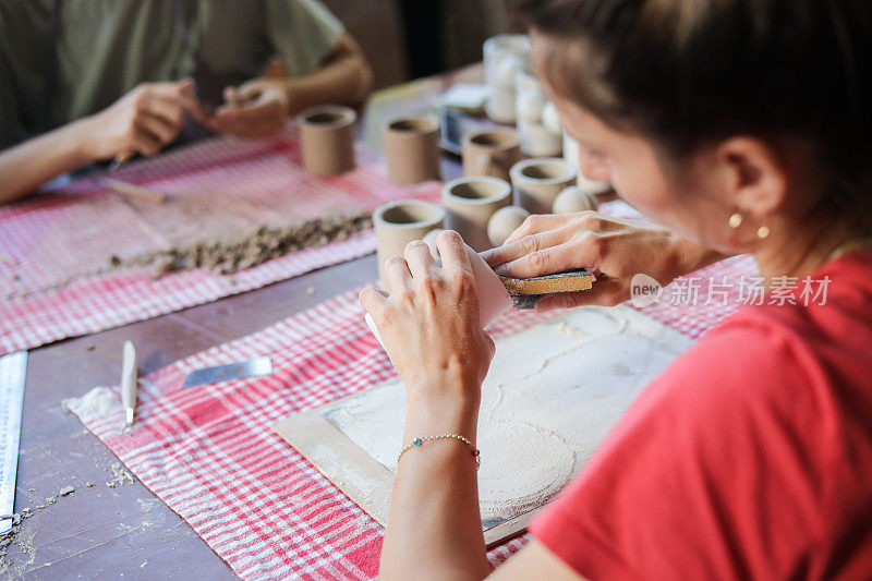 妇女的爱好和休闲，小型商业艺术工作室，商业妇女制作陶瓷，艺术学校