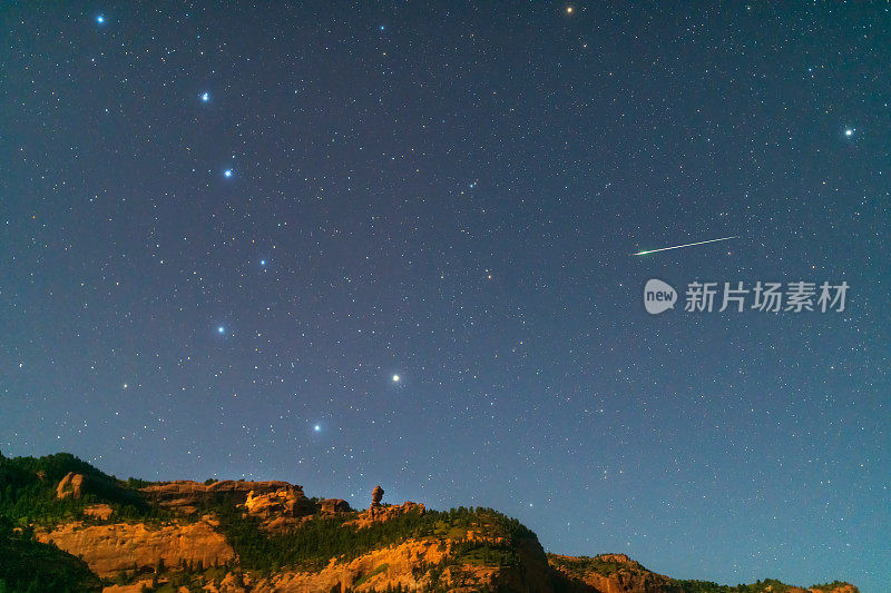 中国青海省扎多县安塞大峡谷上空的北斗七星