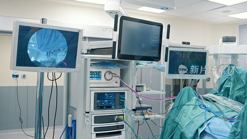 手术室设有病人生命体征监测器和腹腔镜设备摄像机
