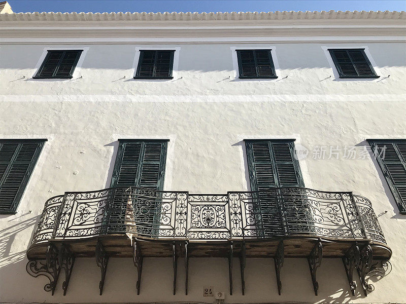 西班牙-梅诺卡-马洪港-老城区的景色-老城区的小巷和壮丽的阳台
