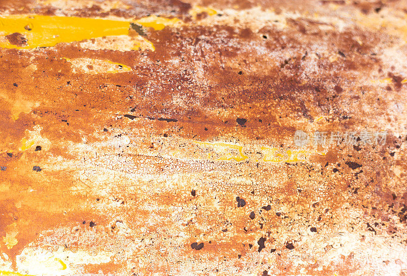美丽的生锈金属背景:斑驳的橙色和黄色
