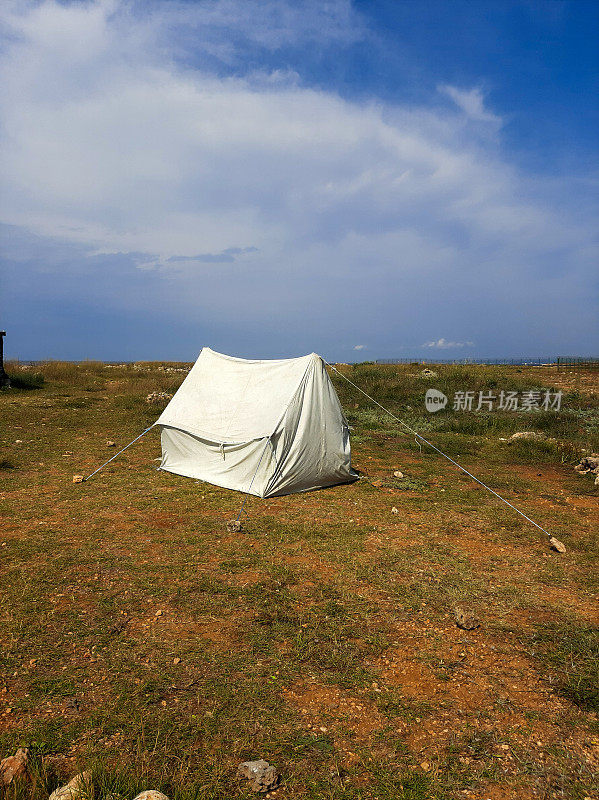 海边露营地悬崖顶上的一顶帐篷