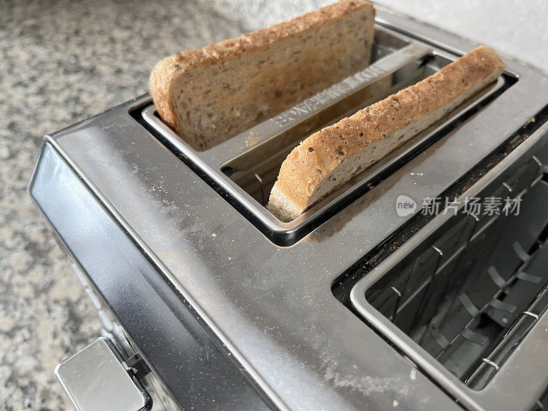 用烤面包机烤面包