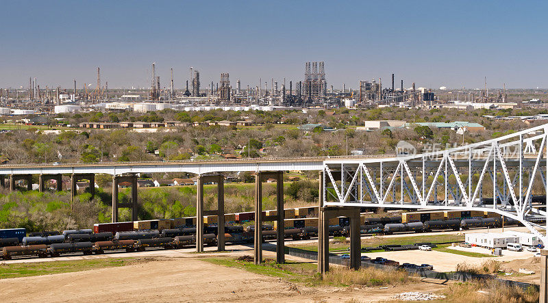 德克萨斯州阿瑟港的炼油厂，从海湾沿岸内水道-无人机拍摄