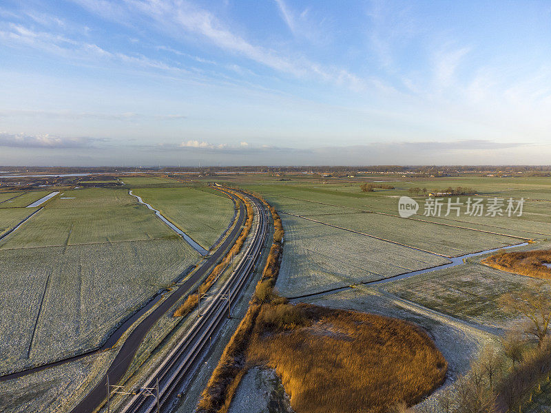 Hanzelijn铁路在冬季穿过乡村景观