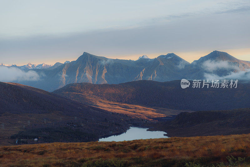 欣赏日落徒步到挪威山上的湖