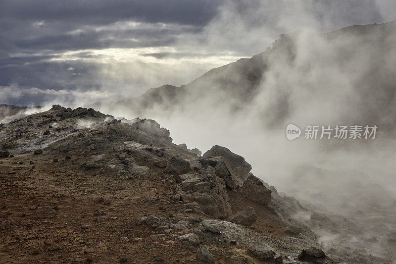 冰岛北部Hverir地热区的蒸汽火山孔