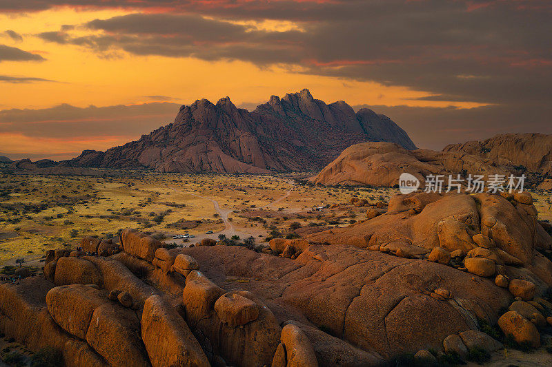 南非纳米比亚的红色沙漠野生动物园沙丘的鸟瞰图。日落时分的自然景观背景。著名的旅游景点。沙子的图案纹理。大峡谷