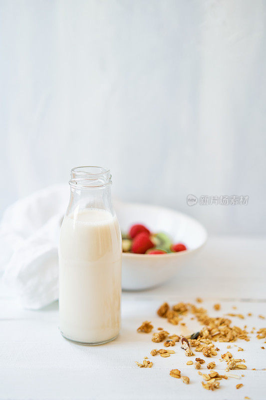 白色桌子上有燕麦牛奶的小瓶