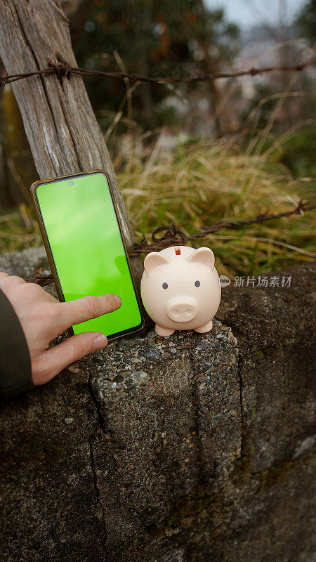 数字支付的便利性:触摸屏点击和应用程序使用绿屏智能手机和小猪储蓄罐