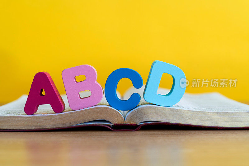 书上的木制字母ABCD