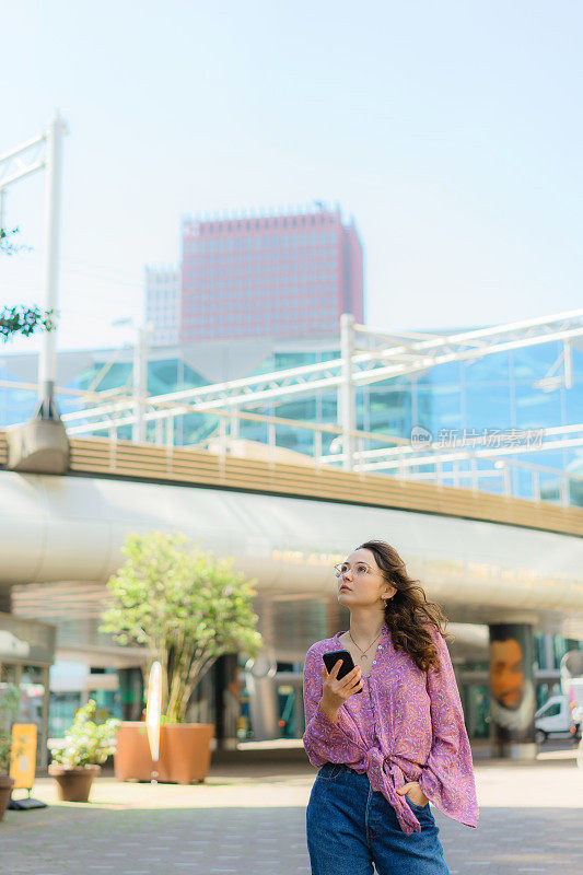 一名女子在海牙散步时用手机发短信