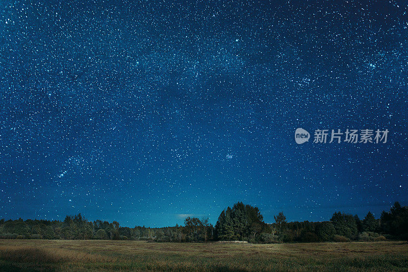 鲜艳的夜空星空在明亮的深蓝色颜色。惊人的夜景天空之上的自然Ladscape。夜空蔚蓝，星光闪耀。天空背景下
