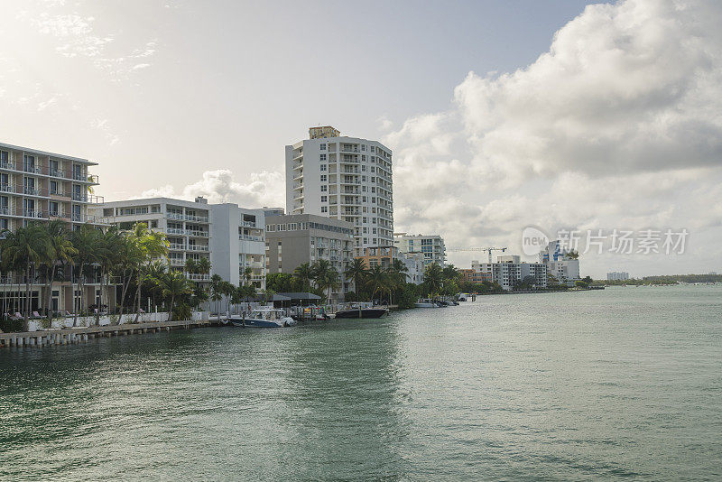 佛罗里达州迈阿密湾的现代海滨建筑和岸上的游艇