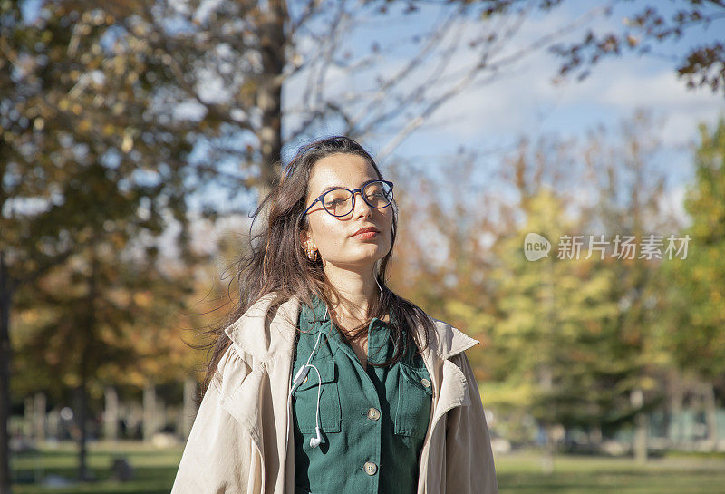 年轻貌美的女子在秋叶中呼吸