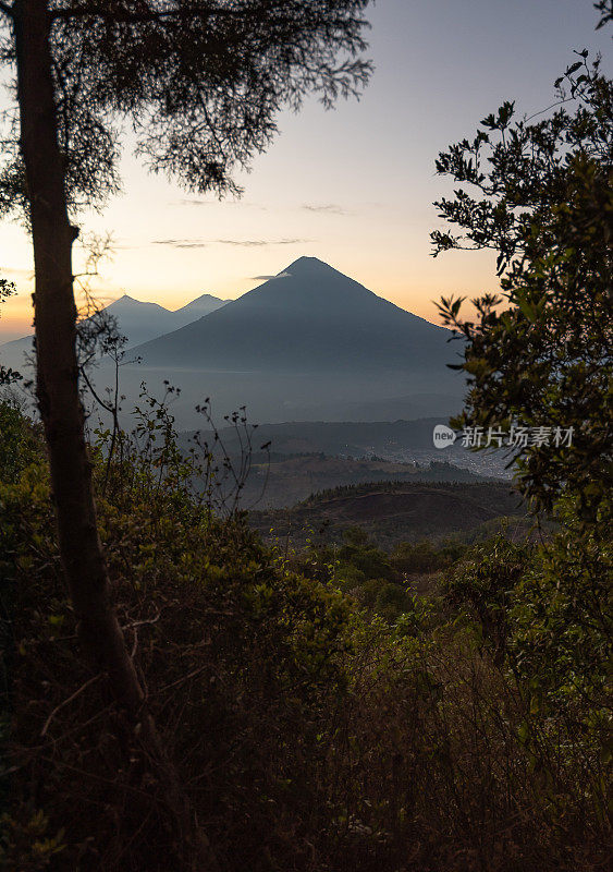 日落时分，危地马拉的阿卡特南戈火山和富埃戈火山