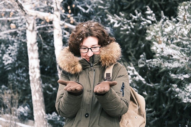 女子正在享受降雪