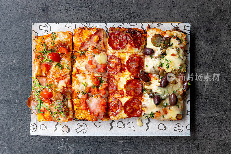 各种各样的长方形披萨片放在托盘上