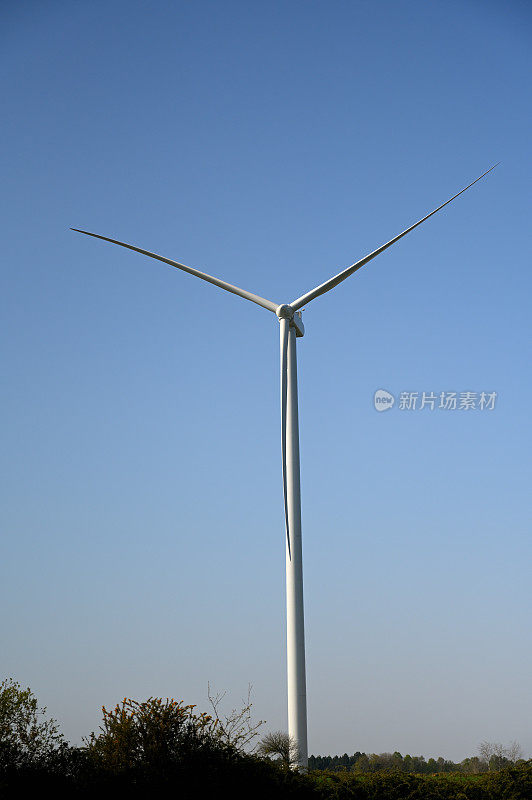 法国南部蓝天上的风力涡轮机
