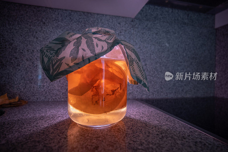 自制发酵康普茶在玻璃罐中