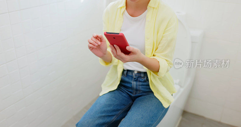 女人在厕所用手机