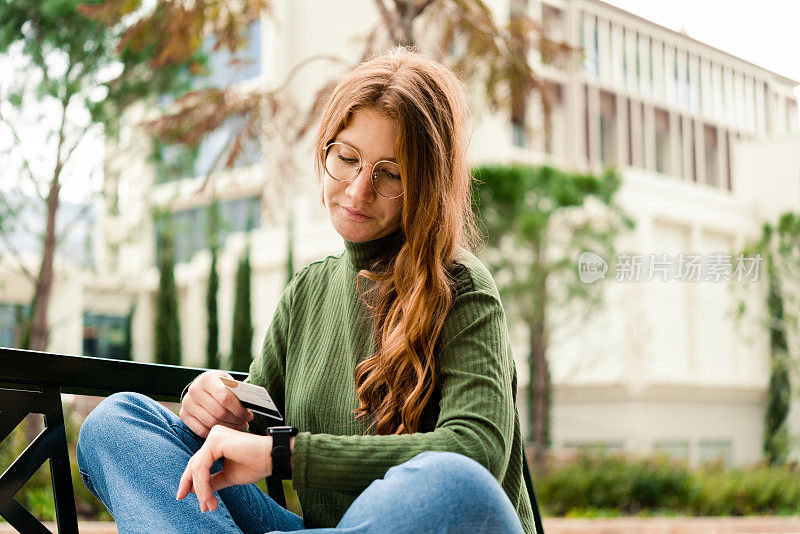 一个红发女孩的肖像网上购物和支付智能手表