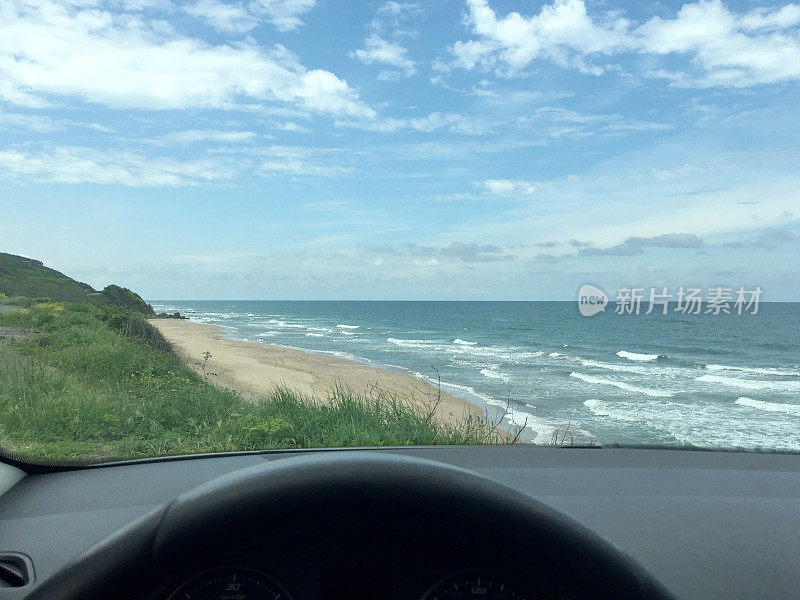 从司机的眼睛从车内看到的海景