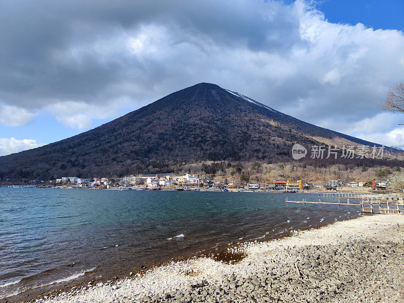 日本日光的中禅寺湖和南台山