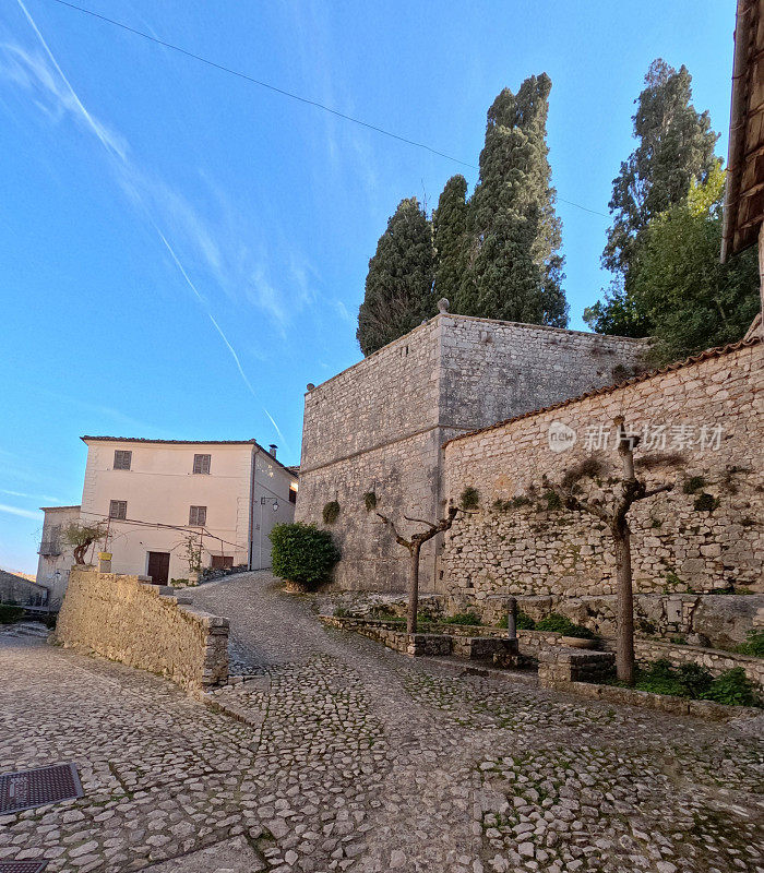意大利富莫尼的中世纪村庄。