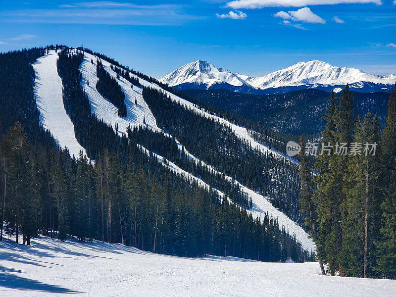 科罗拉多州楔石滑雪场北峰滑雪道的远景冬季。