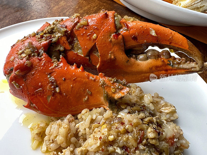 在印度的一家餐厅，新鲜出炉的蟹爪配上米饭、美味的蟹肉、黄油和大蒜酱