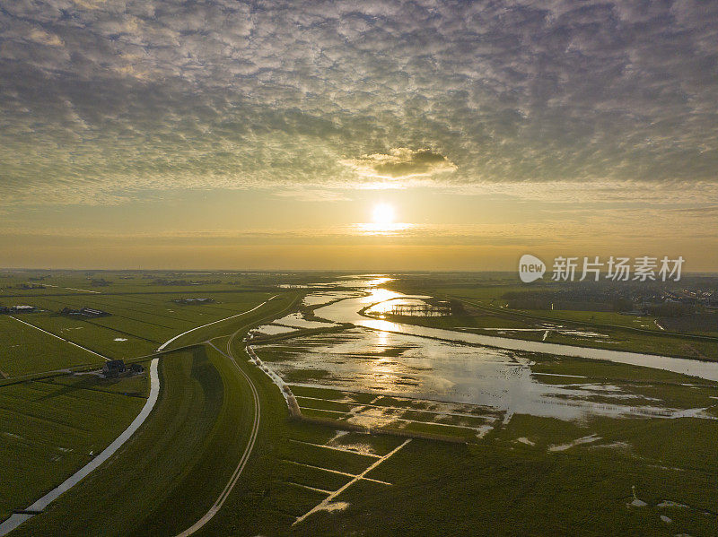 IJssel和Reevediep春季日落全景鸟瞰图