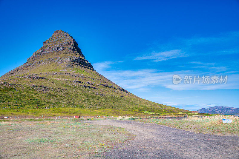 冰岛，阳光明媚的一天，Kirkjufell山