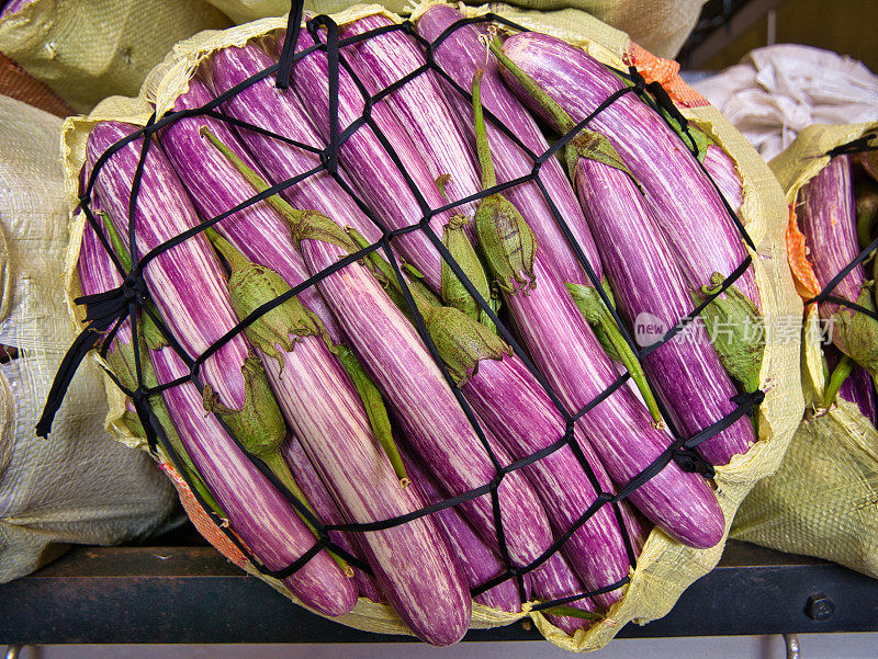 在斯里兰卡最大的蔬菜和水果批发市场丹布拉经济中心，每天24小时营业的条纹茄子装在一个带绳扣的袋子里。
