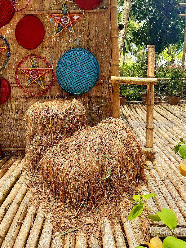 竹制地板上的稻草卷和带有东方装饰的茶叶墙。越南的文化。