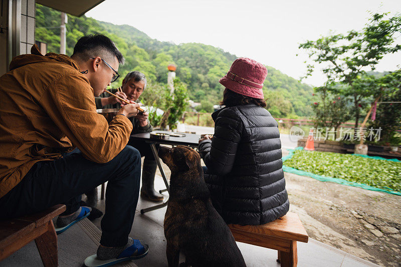 茶农一家人在茶厂前吃午饭