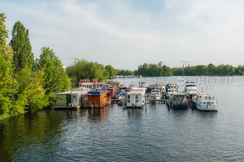 船只和船屋停泊在柏林的哈维尔河