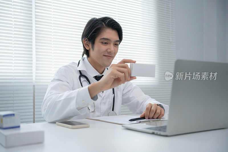 tele-medical。医生通过视频会议向病人讲解药物。亚洲的医生在描述疾病的同时，还通过通信给病人治病。技术促进健康。