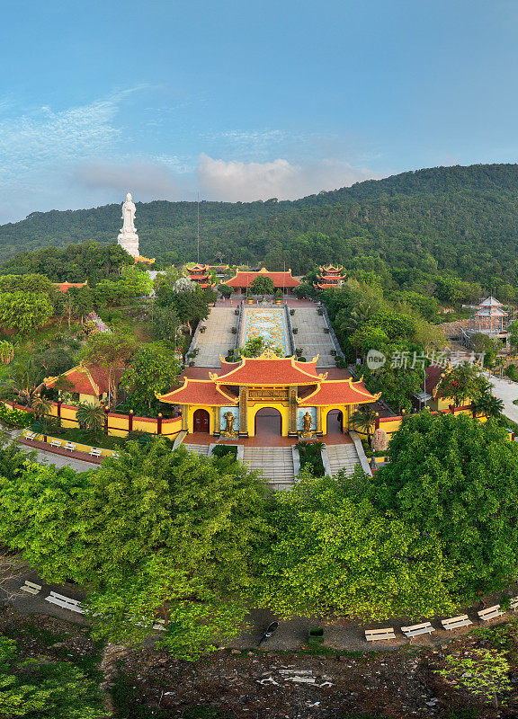 何国塔全景照片，何国塔是富国岛上著名的精神寺庙