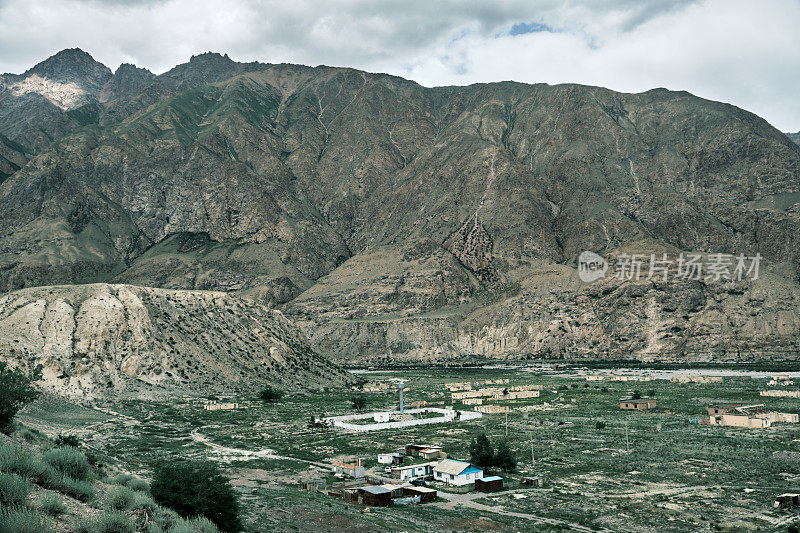 废弃小镇Enylchek在天山山脉，高角度视图