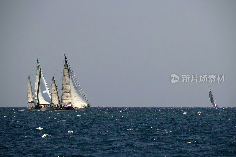 巴塞罗那帆船赛帆船在强风中航行。游艇