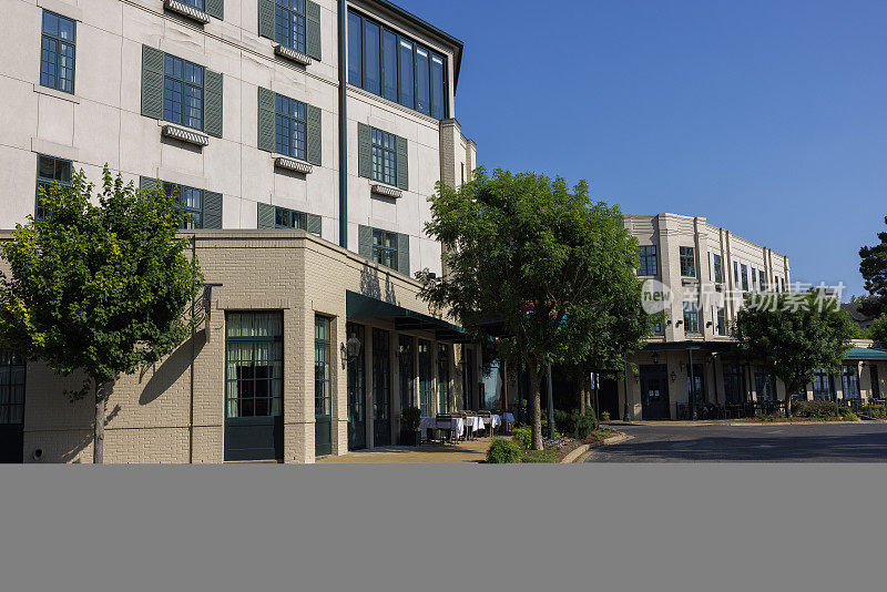 孟菲斯的公寓多层建筑，蓝天景观。公寓大楼和餐馆沿街在港口镇，孟菲斯，田纳西州