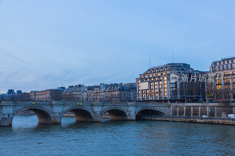 法国巴黎塞纳河河畔的城市景观