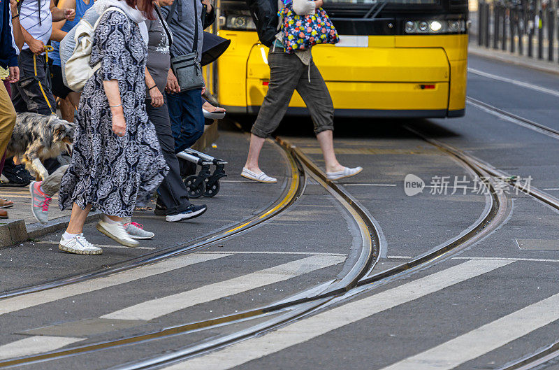 人们过马路反对柏林有轨电车