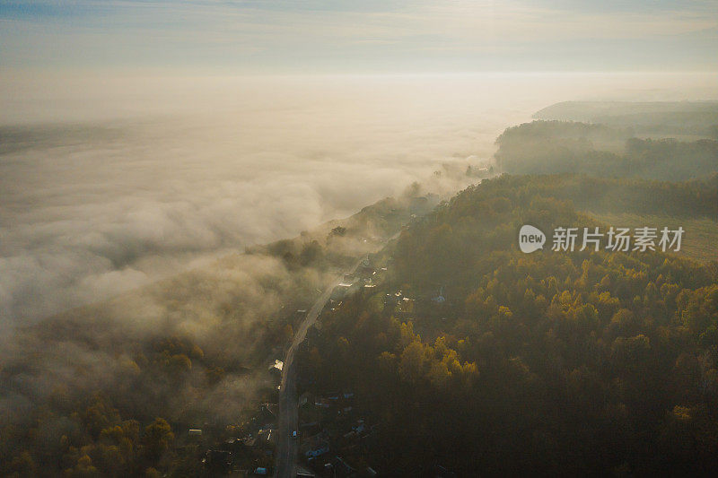 晨雾鸟瞰图。秋季风景无人机摄影。十月。保护自然。黎明