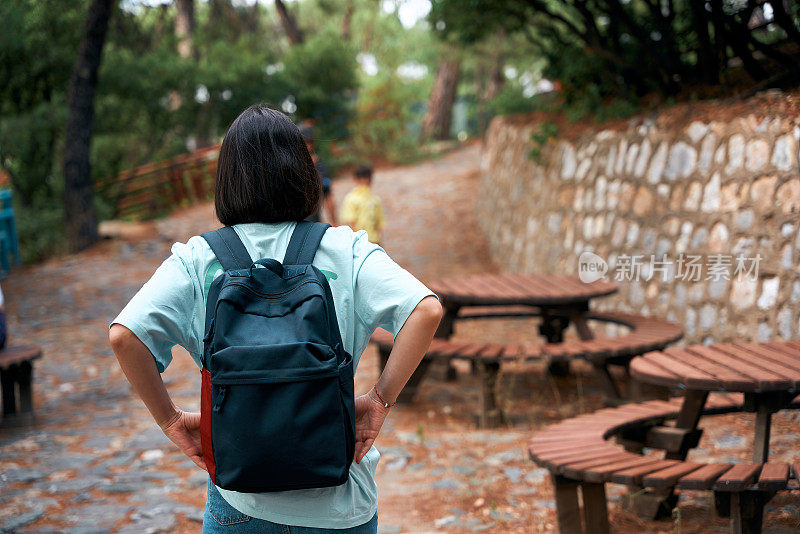 年轻女子要上大学了