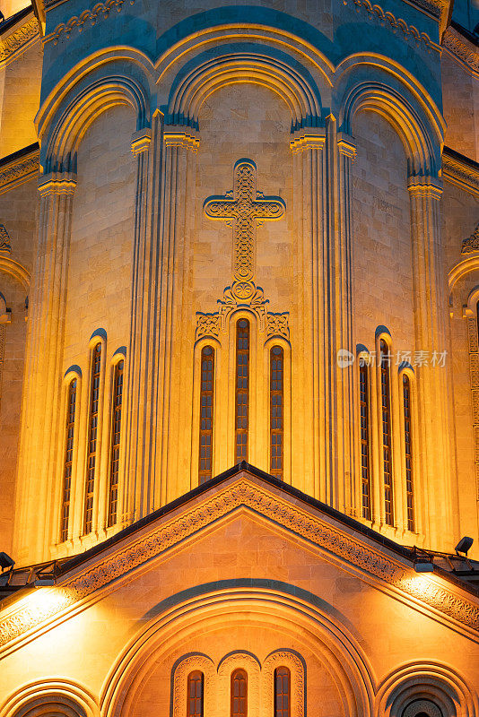 近景:第比利斯圣三一大教堂的夜景