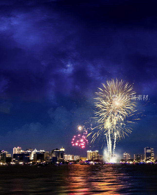 烟花庆典和城市夜空